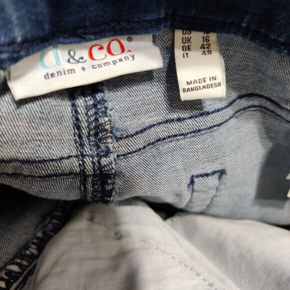 D&Co Denim & Co 12 Star Print Jean Shorts Mid Wash Blue Denim Pull On Stretch - Picture 6 of 8